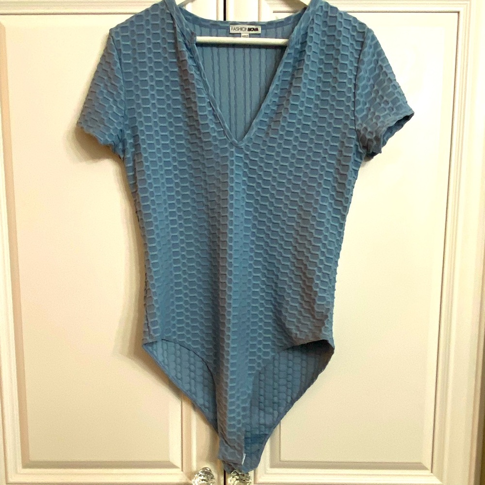 Fashion Nova Women’s Sz XL Short Sleeve V Neck Bodysuit Blue Honeycomb Texture